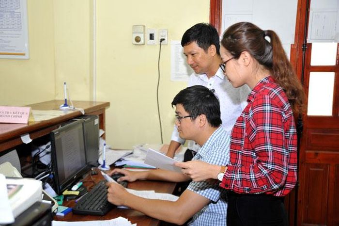 Cán bộ Bộ phận tiếp nhận trả kết quả Sở Tư pháp xử lý hồ sơ TTHC trực tuyến cho người dân.