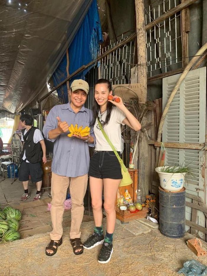 Ngoài ra, cô còn được khen thân thiện, đáng yêu. Tình nhân một thời của G-Dragon không ngại chụp ảnh với người dân bản địa.