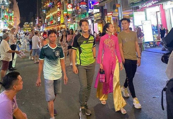 Trong loạt ảnh do Kiko đăng tải, cô còn chia sẻ khoảnh khắc đi dạo ở phố Tây Bùi Viện trong trang phục áo dài. Nhiều người tỏ ra thích thú với hình ảnh này. Theo chia sẻ của người hâm mộ, cô xuất hiện tại Việt Nam để ghi hình show truyền hình Bra o sute tabe ni deyou (Quăng áo ngực đi và vi vu thế giới).
