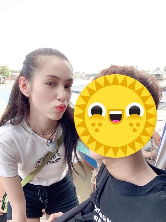 Trước đó, hồi tháng 10, hình ảnh Kiko Mizuhara vui chơi tại khu vực chợ nổi Cái Răng (Cần Thơ) cũng được chia sẻ rộng rãi trên mạng. Chân dài sinh năm 1990 nhận nhiều lời khen cho nhan sắc tươi tắn, thu hút.