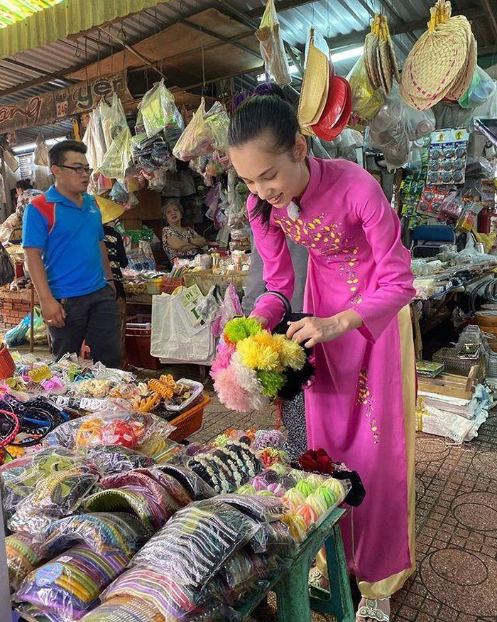 Mới đây, trên trang cá nhân, siêu mẫu Nhật Bản Kiko Mizuhara đã chia sẻ loạt ảnh mặc áo dài tại Việt Nam. Mỹ nhân 29 tuổi lựa chọn bộ áo dài màu hồng, đi dép bệt và buộc tóc đơn giản.