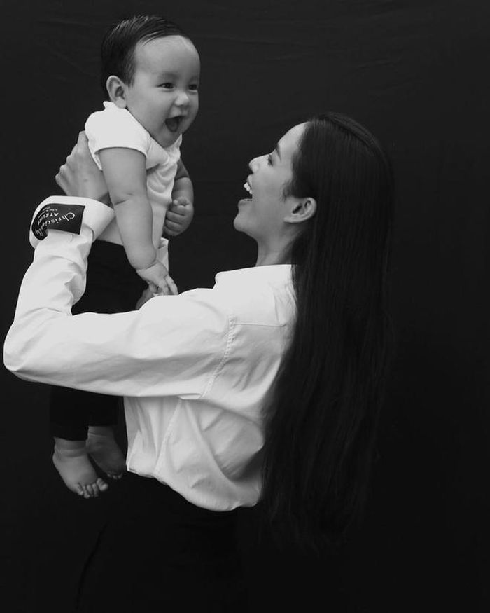 Ngày 31/12, Phạm Hương chia sẻ ảnh rõ mặt con trai lên trang cá nhân. Cô cho biết bộ ảnh của mình và bé Maximus nhằm lưu lại kỷ niệm đẹp của năm 2019. "Các cô chú thấy con có giống mẹ chút nào không?", Hoa hậu Hoàn vũ Việt Nam 2015 viết. Người hâm mộ dành nhiều lời khen cho con trai chân dài đất Cảng. 