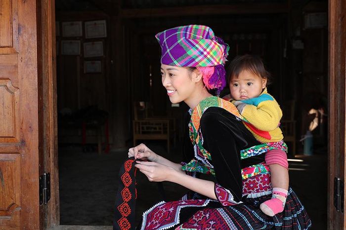 2 chị em nhập vai rất ăn ý và cùng ghi lại những tấm hình kỷ niệm