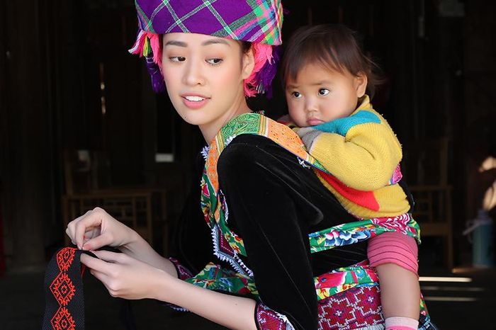 Dù mặc trang phục nào, hoa hậu Khánh Vân luôn toát lên nụ cười điềm nhiên, đầy sức sống 