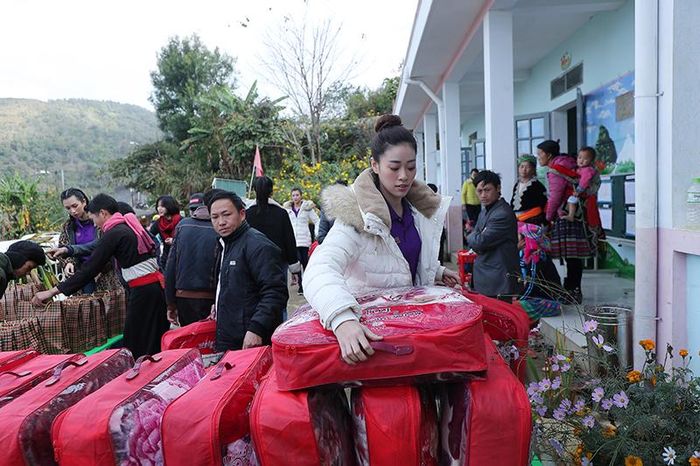 Cũng trong hoạt động thiện nguyện, Khánh Vân cùng Top 10 cùng thăm hỏi, tặng quà từ thiện cho trường tiểu học và sinh hoạt, giao lưu cùng trẻ em địa phương