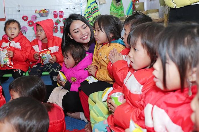 Người đẹp Đào Hà thăm hỏi các em nhỏ vùng cao