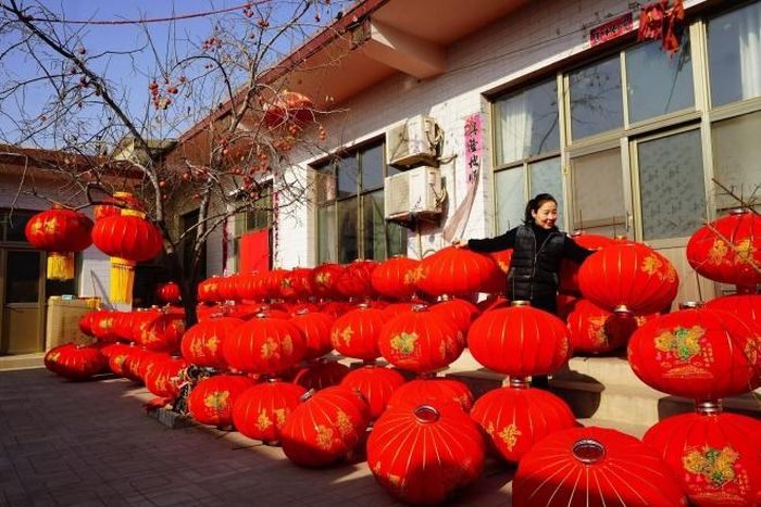 Người dân làm đèn lồng chào Năm Mới tại tỉnh Hà Bắc, Trung Quốc