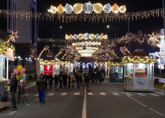 Đường phố được trang hoàng rực rỡ chào đón Năm Mới 2020 tại Tashkent, Uzbekistan, ngày 24/12/2019
