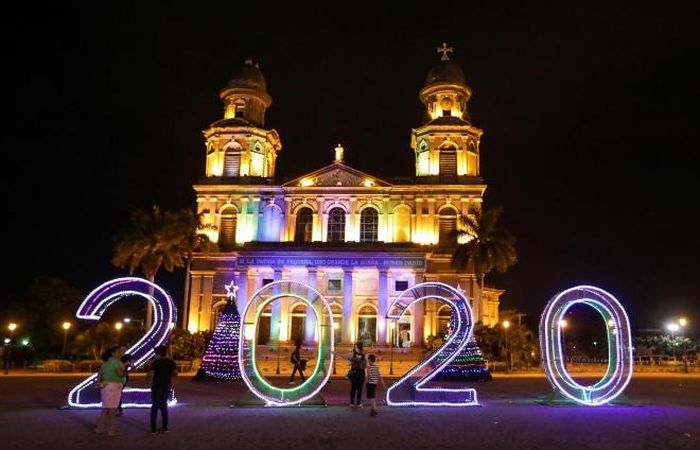 Đường phố được trang hoàng rực rỡ đón Năm Mới 2020 tại Managua, Nicaragua, ngày 29/12/2019