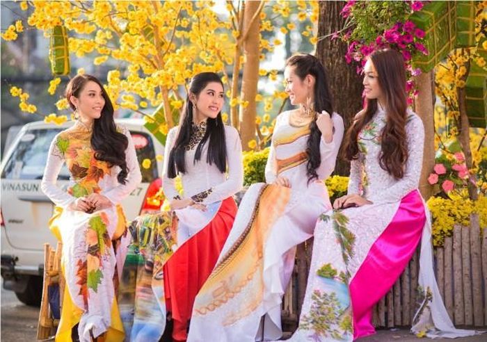 Về hướng xuất hành: tài thần ở hướng Tây Bắc, Hỷ thần ở hướng Đông Nam và Hạc thần là ở Tại thiên.