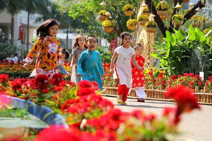 Trong khi ấy, các giờ xuất hành tốt trong tiểu các gồm: giờ Tỵ (9h-11h) và giờ Hợi (21h-23h). Xuất hành vào thời điểm này rất tốt lành, may mắn, buôn bán có lời, phụ nữ có tin mừng. Người đi sắp về nhà. Mọi việc đều hòa hợp và người nhà đều mạnh khỏe.
