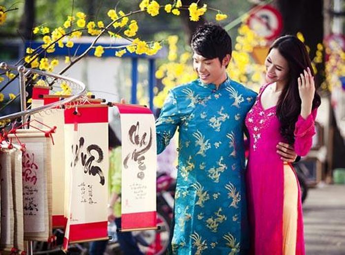 Tết Dương lịch 2020 (tức ngày 7 tháng 12 năm Kỷ Hợi âm lịch) là ngày hoàng đạo. Các giờ hoàng đạo trong ngày 1/1/2020 dương lịch (tức ngày 7 tháng 12 năm Kỷ Hợi) gồm: Tí (23h-1h), Dần (3h-5h), Mão (5h-7h), Ngọ (11h-13h), Mùi (13h-15h) và Dậu (17h-19h).