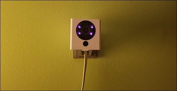 Hình ảnh khi quét qua một camera thử nghiệm, thấy ngay lập tức 4 ánh hồng ngoại đang phát ra.
