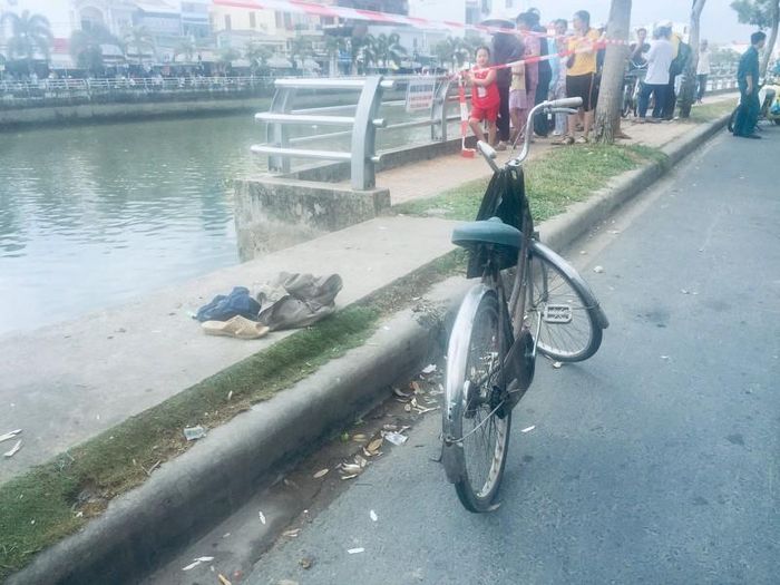  Vật dụng người đàn ông để lại tại hiện trường.