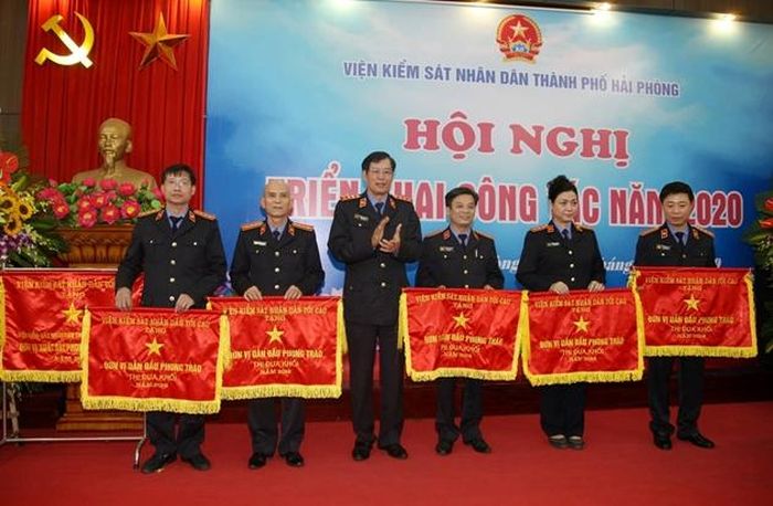  Phó Viện trưởng VKSND tối cao Trần Công Phàn trao cờ Thi đua khối ngành tặng 5 tập thể thuộc VKSND thành phố Hải Phòng. 