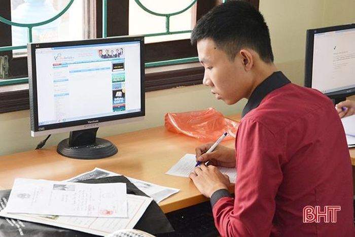 Lao động tìm hiểu thông tin và đăng ký tuyển dụng qua hệ thống website của Trung tâm DVVL Hà Tĩnh