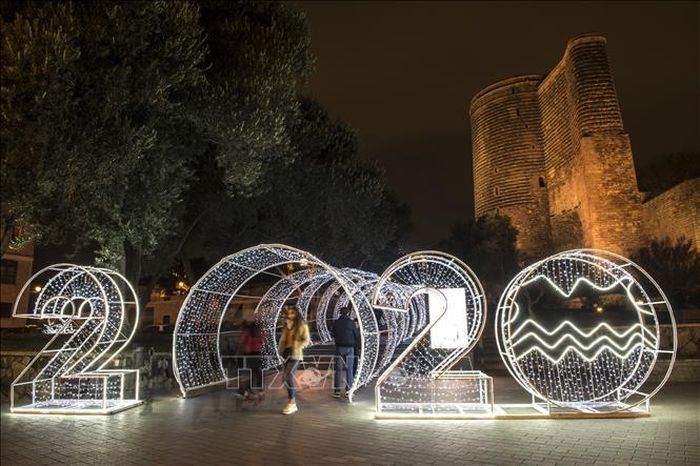 Đường phố được trang hoàng chào đón Năm Mới 2020 tại Baku, Azerbaijan, ngày 23/12/2019. Ảnh: THX/ TTXVN