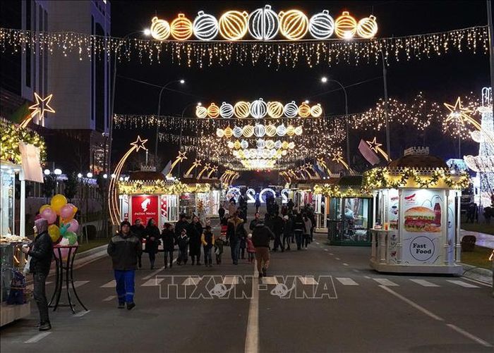 Đường phố được trang hoàng rực rỡ chào đón Năm mới 2020 tại Tashkent, Uzbekistan, ngày 24/12/2019.