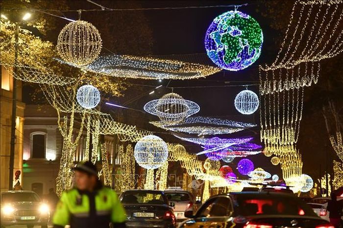 Đường phố được trang hoàng rực rỡ chào đón Năm mới 2020 tại Tbilisi, Gruzia, ngày 25/12/2019. Ảnh: THX/TTXVN