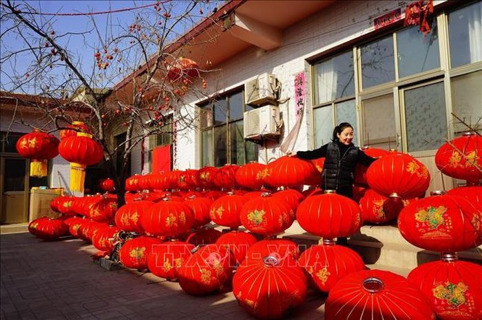 Người dân làm đèn lồng chào Năm mới tại tỉnh Hà Bắc, Trung Quốc. Ảnh: THX/TTXVN