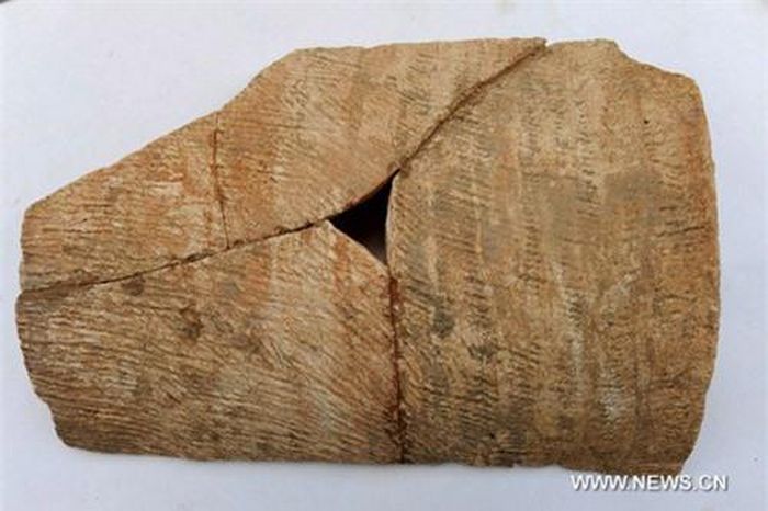  Phần còn lại của tấm ngói lợp được sử dụng để xây dựng nhà cửa của người dân Trung Quốc dưới thời nhà Hán.