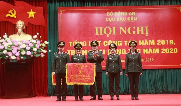Thiếu tướng Lê Văn Hải, thừa ủy quyền của lãnh đạo Bộ Công an, trao Cờ Thi đua của Bộ Công an tặng tập thể Phòng Quản lý nhà ăn.