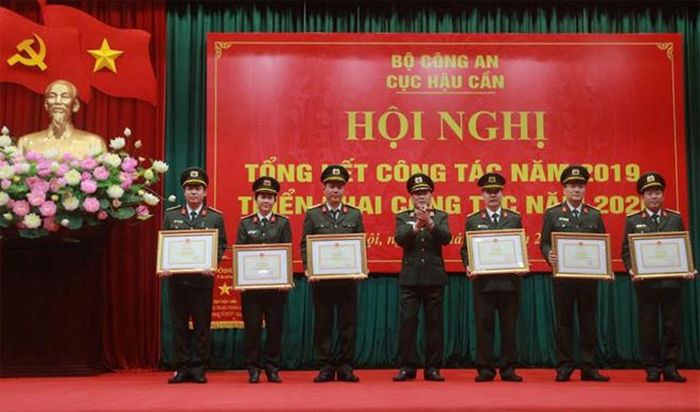 Thiếu tướng Lê Văn Hải, thừa ủy quyền của lãnh đạo Bộ, trao Bằng khen của Bộ Công an tặng các tập thể, cá nhân xuất sắc.