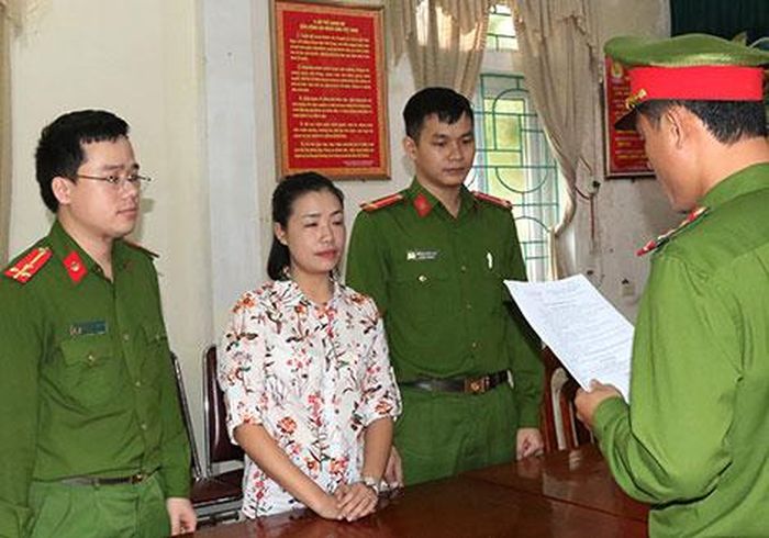 Cơ quan Công an tống đạt quyết định khởi tố bị can với đối tượng Hoàng Thị Hậu và Trần Thị Sâm.