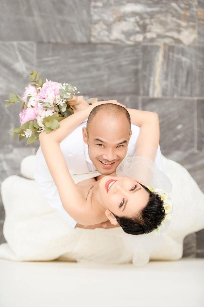 Chú rể của Xuân Lan kém cô dâu 2 tuổi. Trước đó, cô không hề chia sẻ chuyện tình cảm trên mạng Internet. Đám cưới được tổ chức lặng lẽ với sự tham gia của gia đình và những bạn thân thiết. 