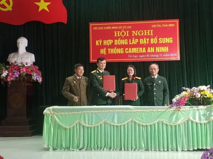 Hội Cựu chiến binh xã Vũ Lạc và Chi nhánh Viettel Thái Bình ký kết hợp đồng lắp đặt hệ thống camera an ninh tại xã.