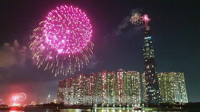 Một điểm bắn pháo hoa tầm cao khác là ở khu vực tòa nhà Landmark 81 (quận Bình Thạnh).