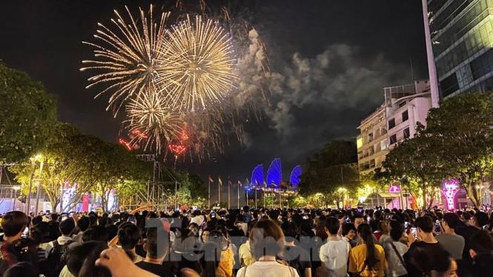 Trở lại phố đi bộ Nguyễn Huệ (quận 1, TPHCM) vẫn tiếp tục với những đợt bắn tầm cao