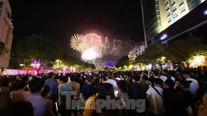 Mở màn là những đợt pháo hoa tầm thấp