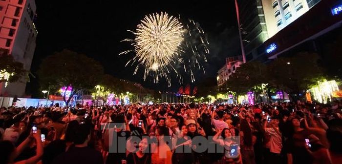 Đúng 0h ngày 1/1/2020, những màn bắn pháo hoa bắt đầu ở điểm hầm sông Sài Gòn (quận 2).