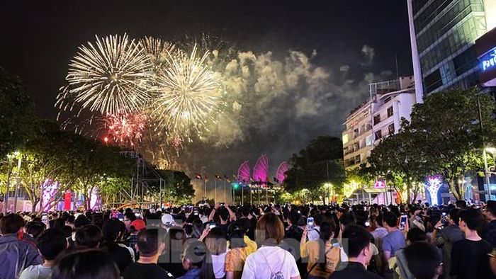 Khi chào đón năm mới 2020 trong những màn bắn pháo hoa.