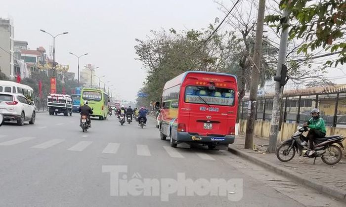 Phía trước cổng bến xe Giáp Bát vẫn có một số xe khách chạy tuyến Nam Định, Ninh Bình đi kiểu "rùa bò" để bắt thêm khách dọc đường.