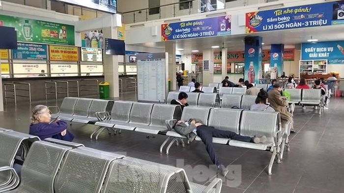 Bến xe Giáp Bát cũng đìu hiu, vắng vẻ.