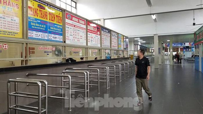 Các quầy vé bến xe Giáp Bát vắng bóng người mua, một phần vì nhu cầu đi lại thấp, một phần vì các nhà xe cử người ra tận công bến chào mời, lôi kéo khách đi thẳng ra xe thay vì vào mua vé.
