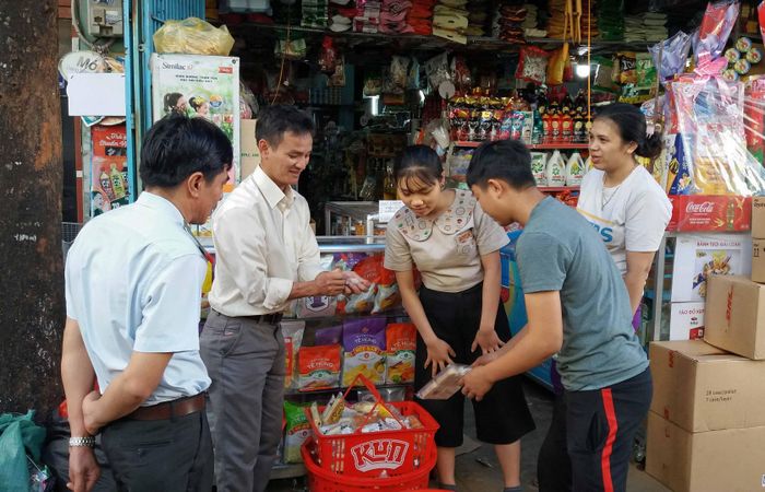 Đoàn tiến hành tiêu hủy số bánh không đảm bảo ATTP tại hộ kinh doanh Nguyễn Thị Kim Liên. Ảnh: Như Nguyện