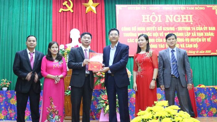 Lãnh đạo huyện Tam Nông công bố, trao Quyết định thành lập xã Vạn Xuân