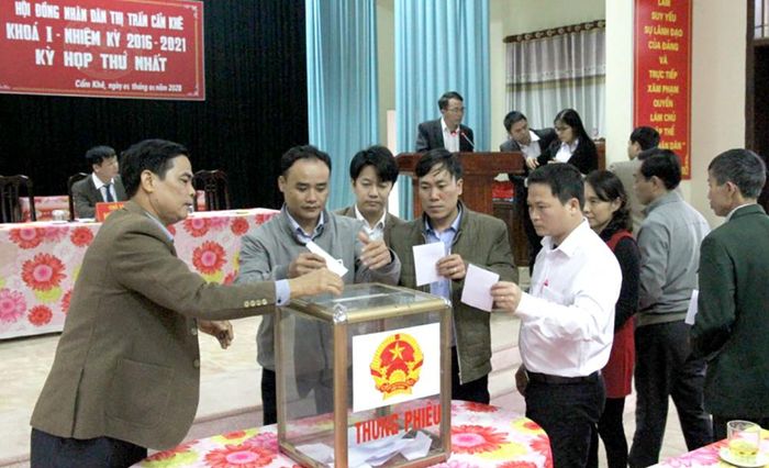 Các đại biểu bỏ phiếu bầu chức danh Chủ tịch HĐND thị trấn Cẩm Khê khóa I, nhiệm kỳ 2016-2011
