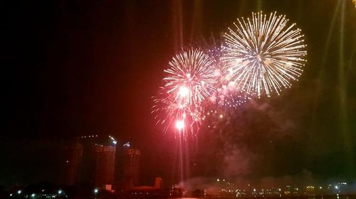 Đúng 0h00 ngày 1-1-2020, tràn pháo hoa nghệ thuật được bắn lên tại khu vực tòa nhà Landmark chào đón năm mới 2020
