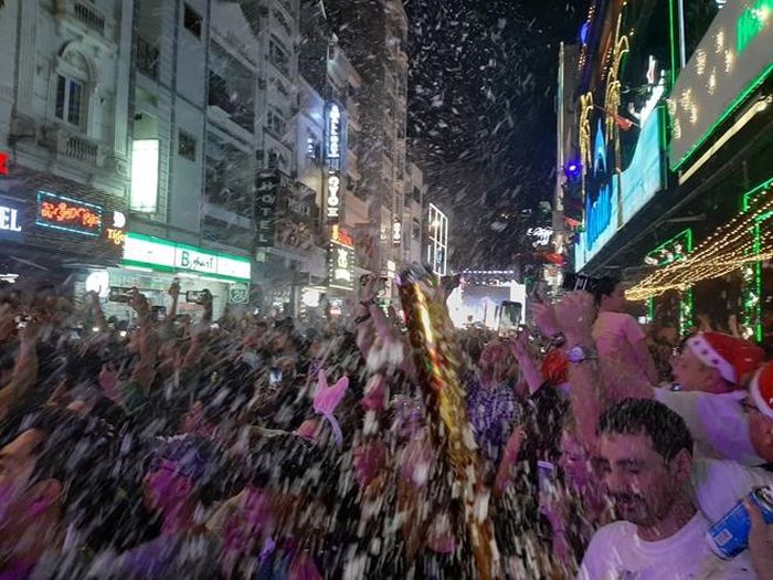 Pháo hoa giấy, chai xịt bọt tuyết bắn tung tóe khắp nơi trên phố Tây, Bùi Viện, quận 1, TP Hồ Chí Minh