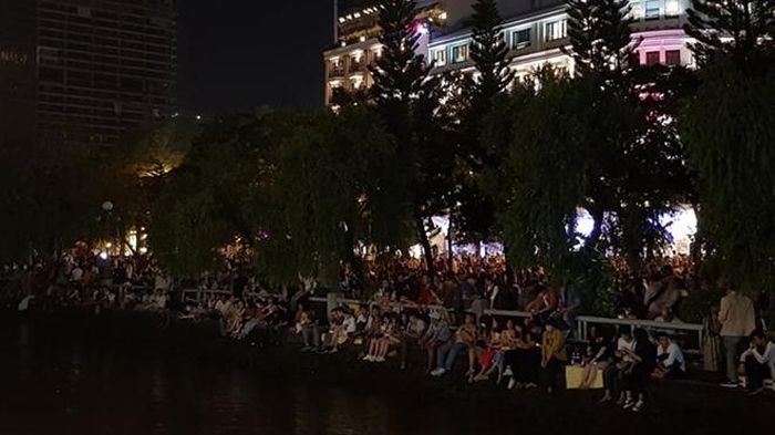 Nhiều người tự tìm cho mình một chỗ thích hợp để ngắm nhìn pháo hoa nghệ thuật