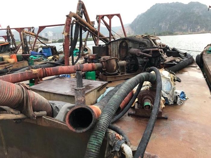 Phương tiện khai thác cát trái phép bị tạm giữ