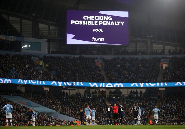  Phút 19. VAR mang tới nụ cười cho Man City khi xác định Mahrez đã bị phạm lỗi trong vùng cấm và đội chủ nhà sẽ được hưởng phạt đền. 