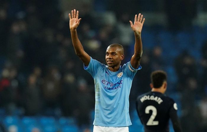  Thắng trận 2-1, Man City tạm thời rút ngắn khoảng cách với Liverpool xuống còn 11 điểm. Tuy nhiên, nhà ĐKVĐ vẫn đứng thứ 3 khi Leicester trước đó đã đè bẹp Newcastle 3-0. Vòng tới, Man City sẽ gặp Aston Villa vào ngày 12/1. 
