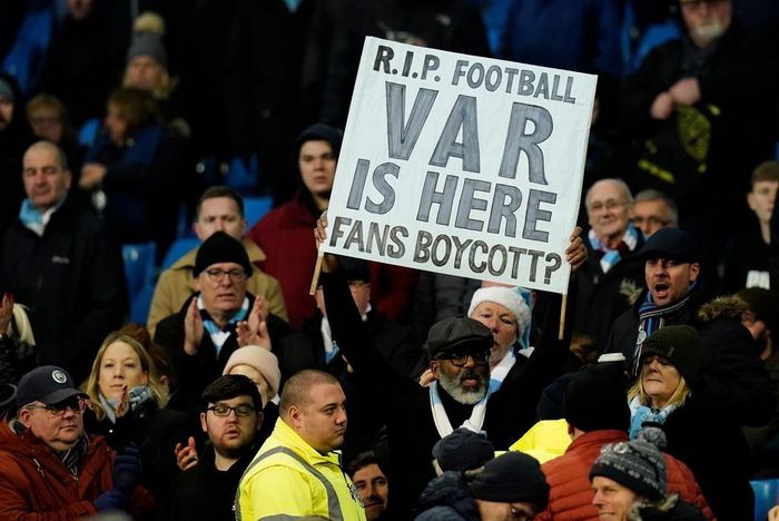  Đây không phải là lần đầu VAR đưa ra những quyết định bất lợi cho Man City trong mùa giải này. Trên khán đài, một CĐV giơ biểu ngữ "Bóng đá chết khi VAR ở đây". 