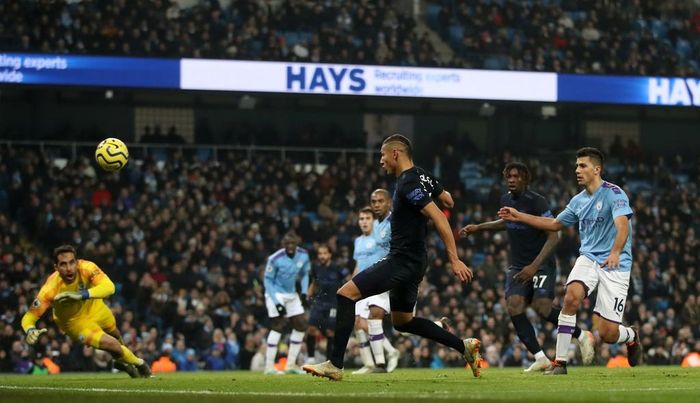  Có 2 bàn dẫn trước, Man City bắt đầu chuệch choạc. Phút 71, sự chủ quan của Claudio Bravo khiến Man City phải trả giá với bàn thua khi Richarlison đệm bóng cận thành. 