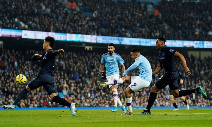 Bước sang hiệp 2, Gabriel Jesus trở thành người hùng của Man City với bàn mở tỷ số vào phút 51 sau pha xử lý trước khi dứt điểm xuất thần trong vùng cấm. 